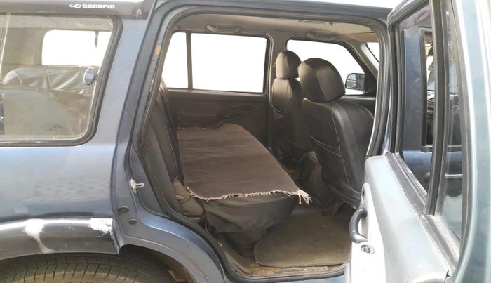 2005 Mahindra Scorpio 2.6 DX CRDE, Diesel, Manual, 3,71,525 km, interior