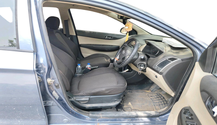 2013 Hyundai i20 SPORTZ 1.2, CNG, Manual, 1,07,710 km, interior