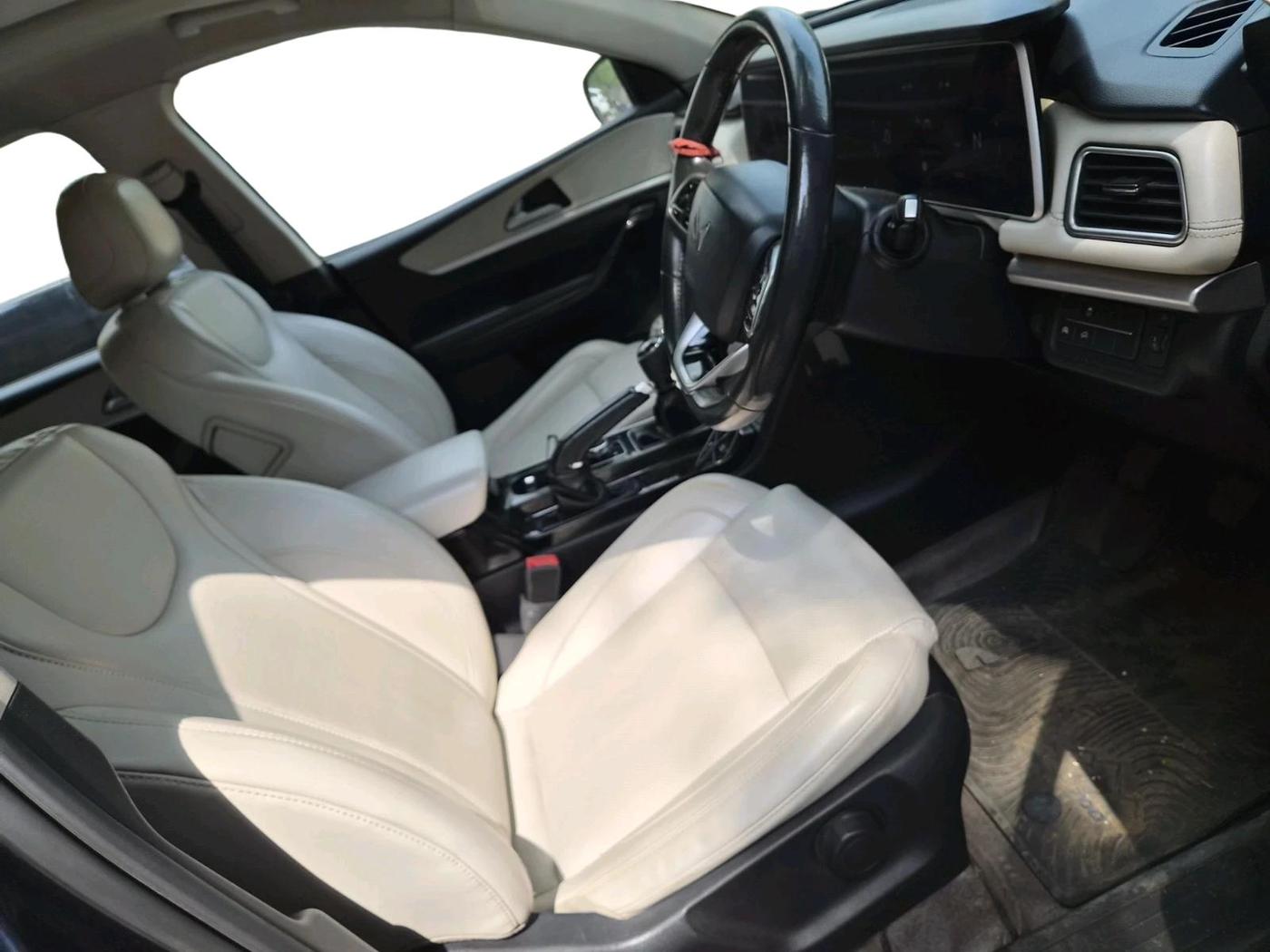 2022 Mahindra XUV700 AX 7 D MT 7 STR, Diesel, Manual, 1,42,033 km, interior