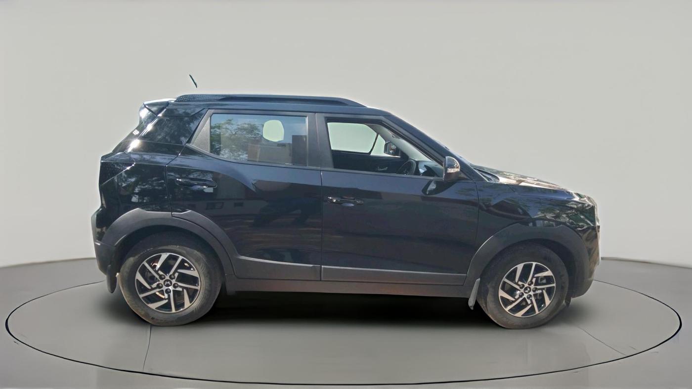 2025 Mahindra XUV 3XO AX5 1.5 Turbo Diesel Autoshift Plus, Diesel, Automatic, 15,386 km, exterior