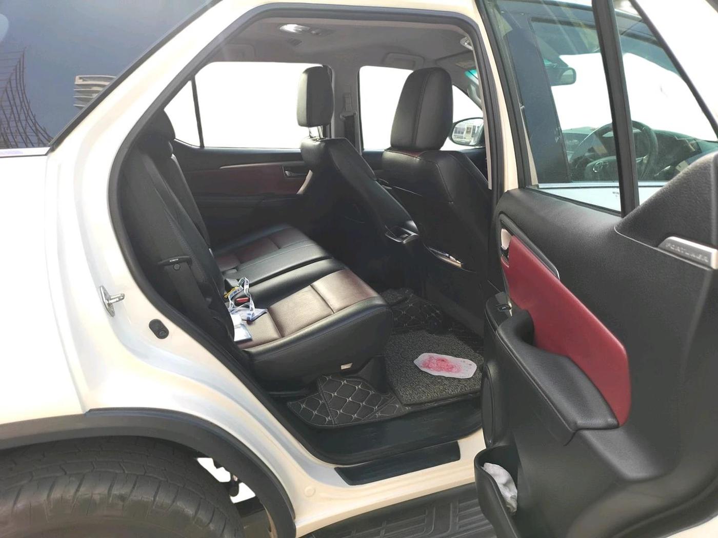 2022 Toyota Fortuner 4X2 AT 2.8 LEGENDER, Diesel, Automatic, 1,32,162 km, interior
