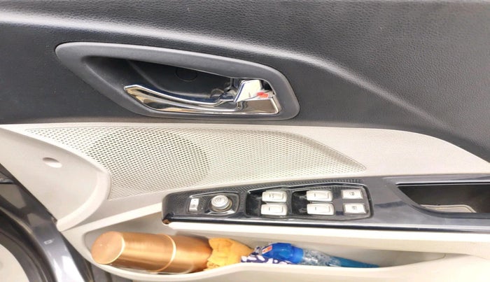 2022 Mahindra XUV300 W8 1.2 PETROL, Petrol, Manual, 40,440 km, interior