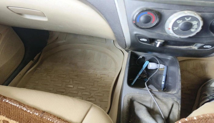 2013 Hyundai Eon ERA +, CNG, Manual, 2,41,548 km, interior