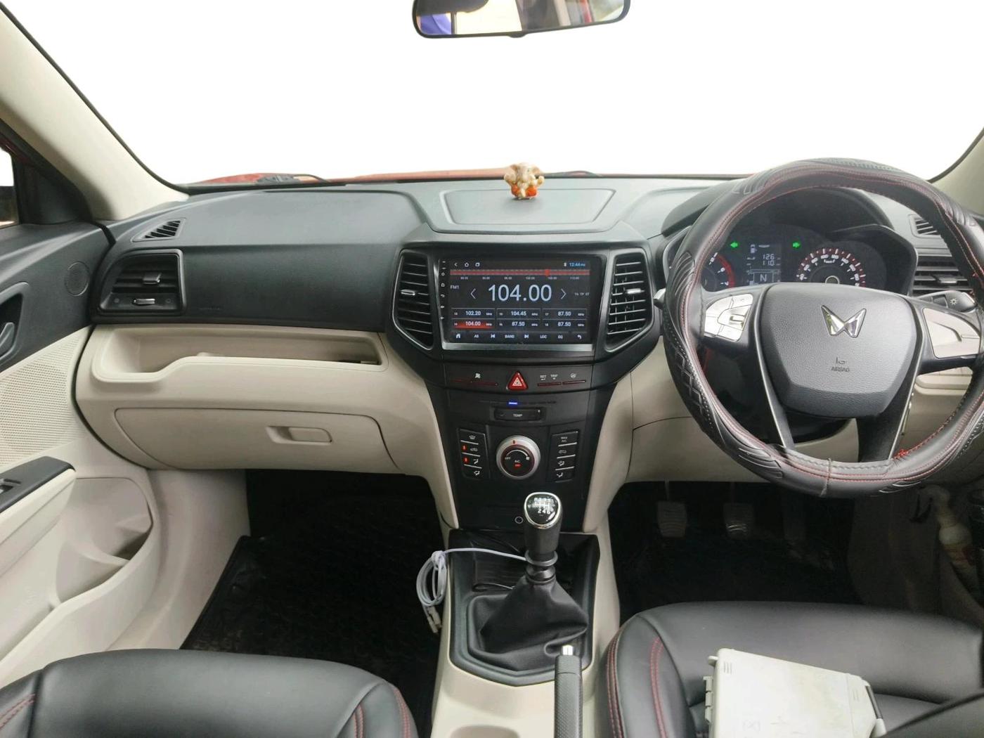 2023 Mahindra XUV300 W6 1.2 PETROL, Petrol, Manual, 29,089 km, interior