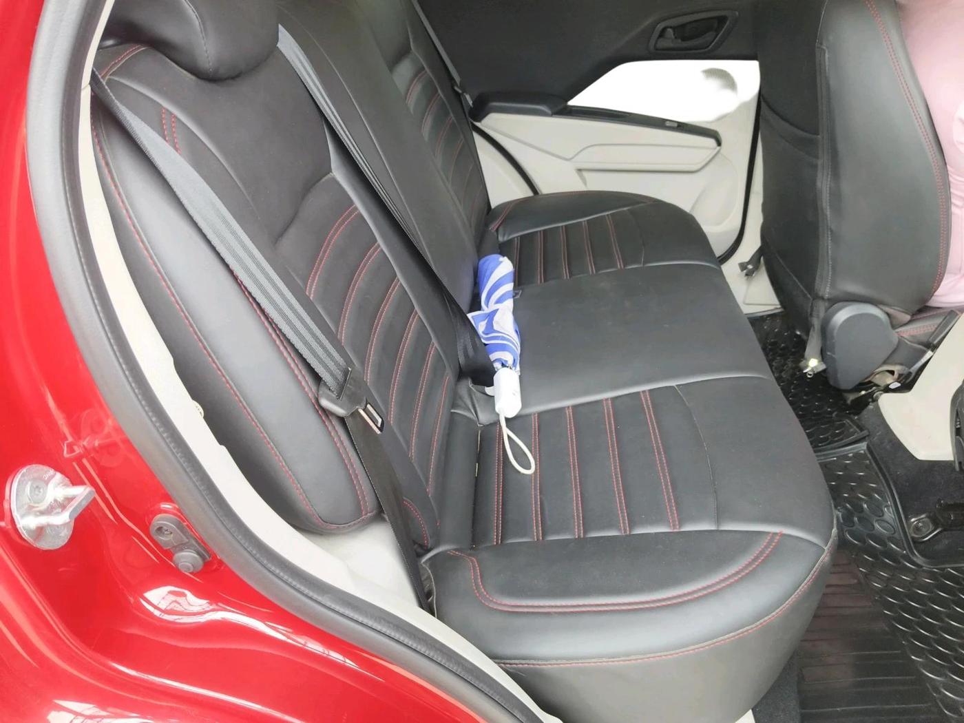 2023 Mahindra XUV300 W6 1.2 PETROL, Petrol, Manual, 29,089 km, interior