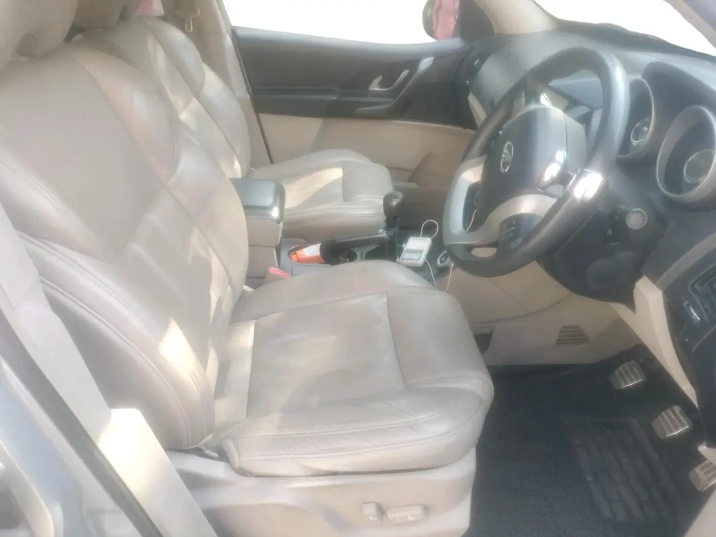 2016 Mahindra XUV500 W10 1.99, Diesel, Manual, 93,000 km, interior