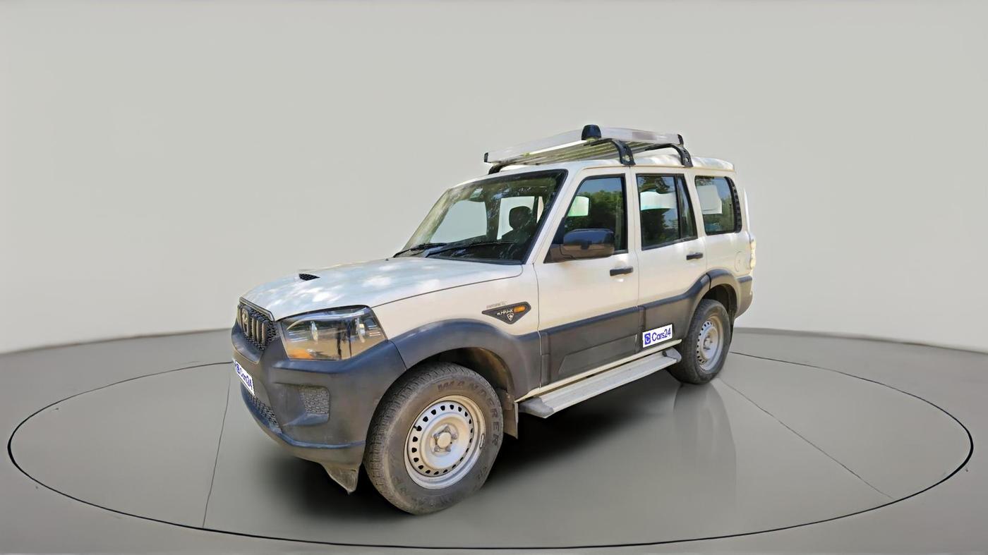 2017 Mahindra Scorpio S4 PLUS 1.99 INTELLI-HYBRID, Diesel, Manual, 28,773 km, exterior
