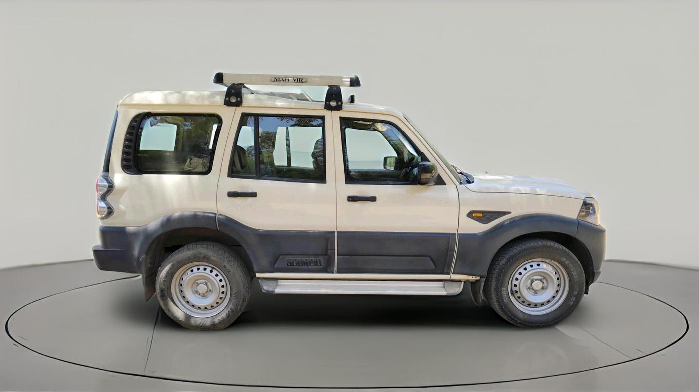 2017 Mahindra Scorpio S4 PLUS 1.99 INTELLI-HYBRID, Diesel, Manual, 28,773 km, exterior
