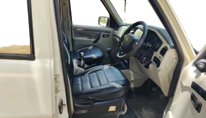 2017 Mahindra Scorpio S4 PLUS 1.99 INTELLI-HYBRID, Diesel, Manual, 28,773 km, interior