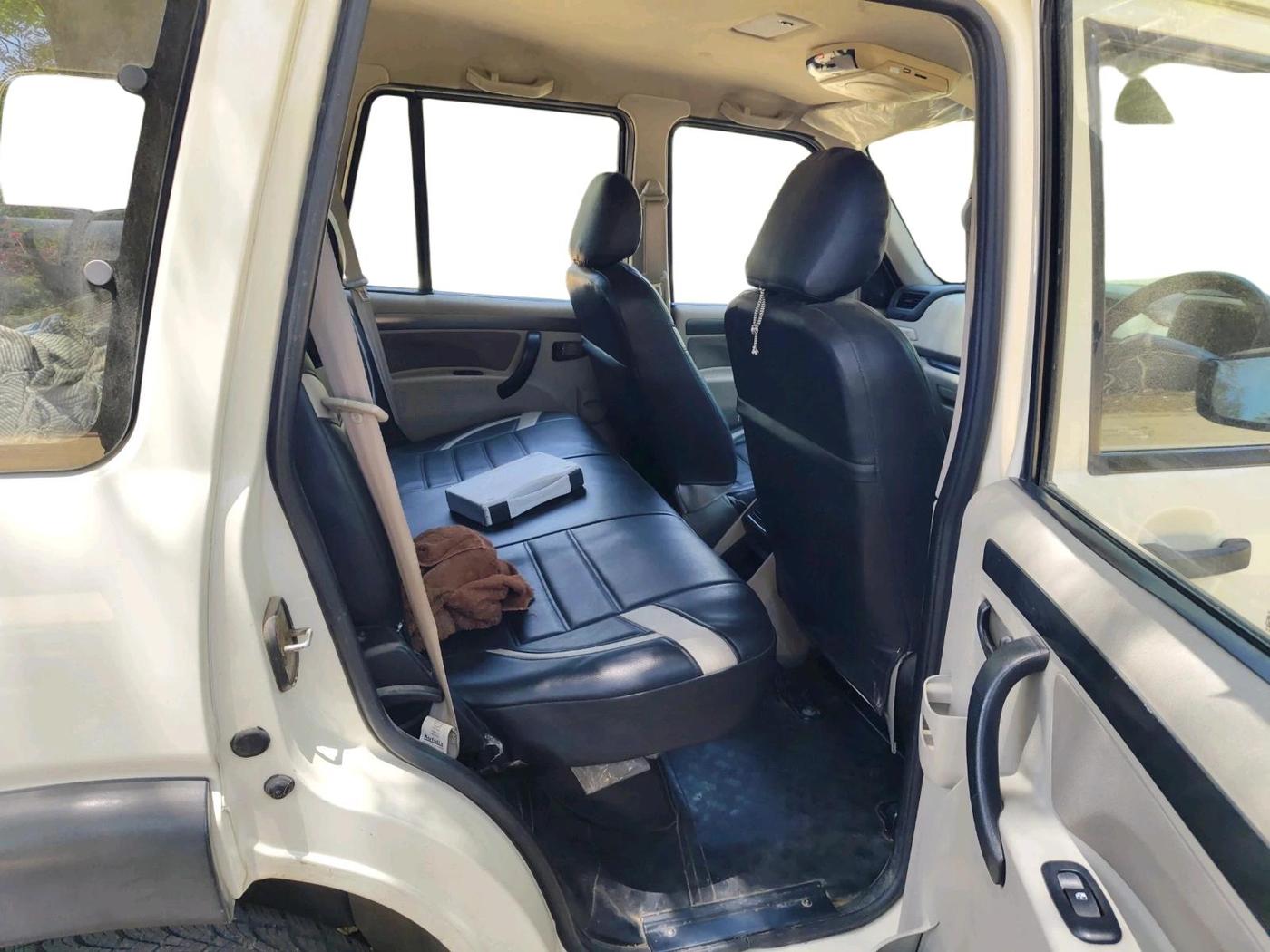 2017 Mahindra Scorpio S4 PLUS 1.99 INTELLI-HYBRID, Diesel, Manual, 28,773 km, interior