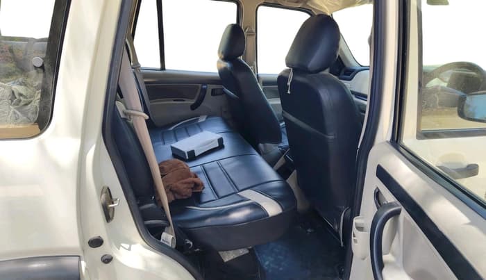 2017 Mahindra Scorpio S4 PLUS 1.99 INTELLI-HYBRID, Diesel, Manual, 28,773 km, interior
