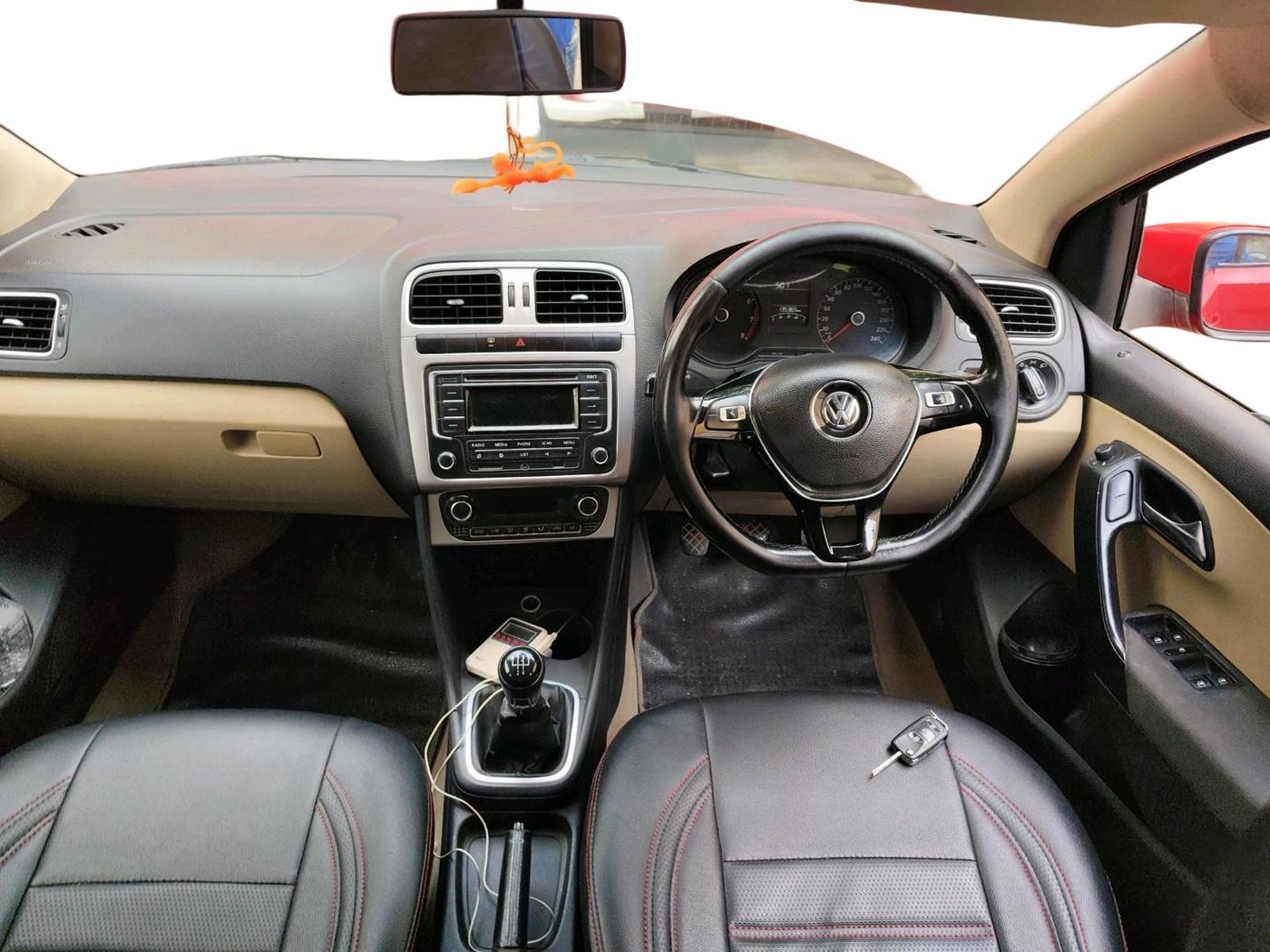 2014 Volkswagen Polo HIGHLINE1.2L, Petrol, Manual, 1,35,365 km, interior