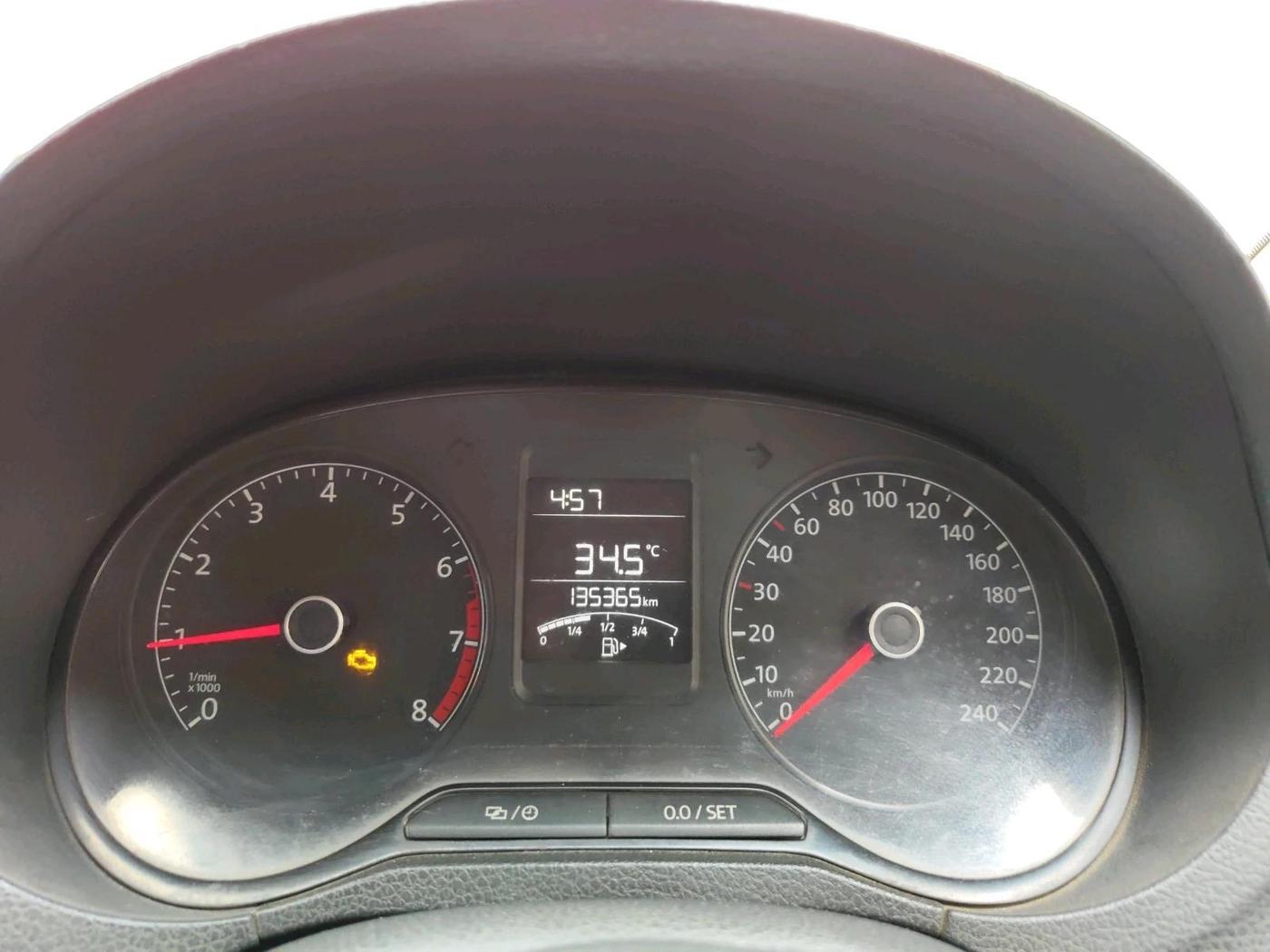 2014 Volkswagen Polo HIGHLINE1.2L, Petrol, Manual, 1,35,365 km, interior