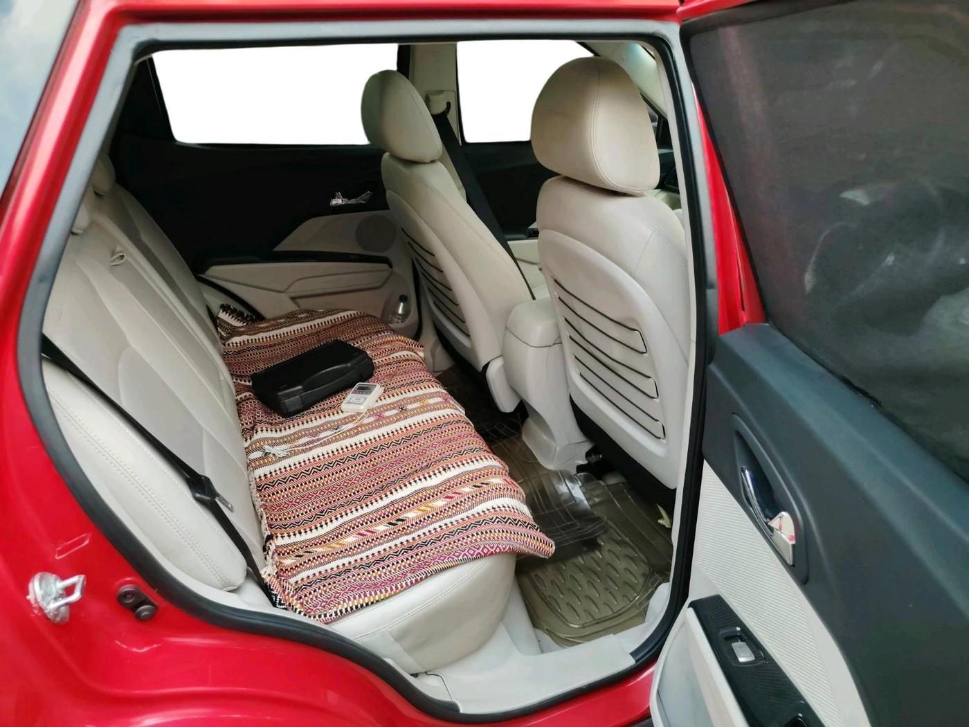 2021 Mahindra XUV300 W8 (O) 1.5 DIESEL AMT, Diesel, Automatic, 1,24,997 km, interior