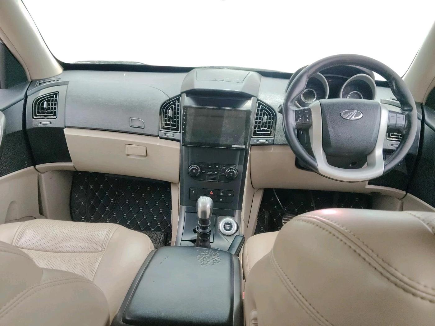 2017 Mahindra XUV500 W10, Diesel, Manual, 1,17,190 km, interior
