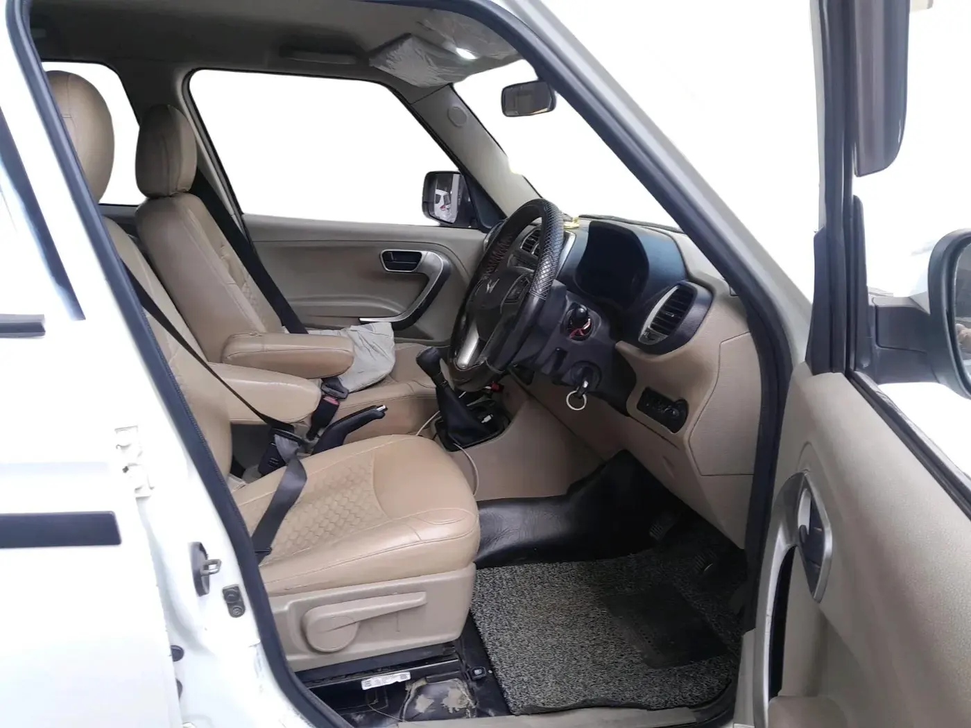2023 Mahindra BOLERO NEO N10 R, Diesel, Manual, 1,00,403 km, interior