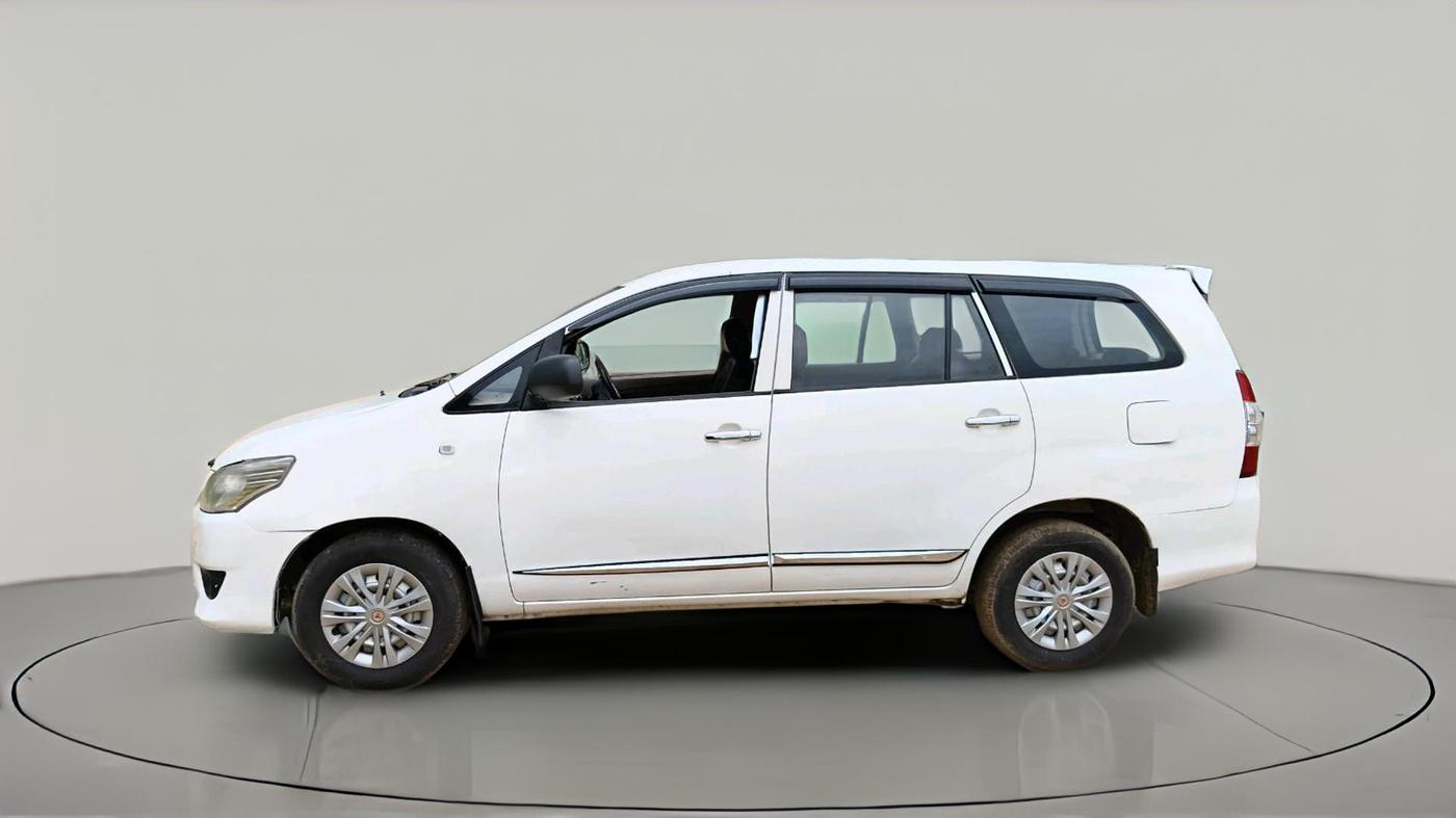 2016 Toyota Innova 2.5 G 8 STR, Diesel, Manual, 1,22,541 km, exterior
