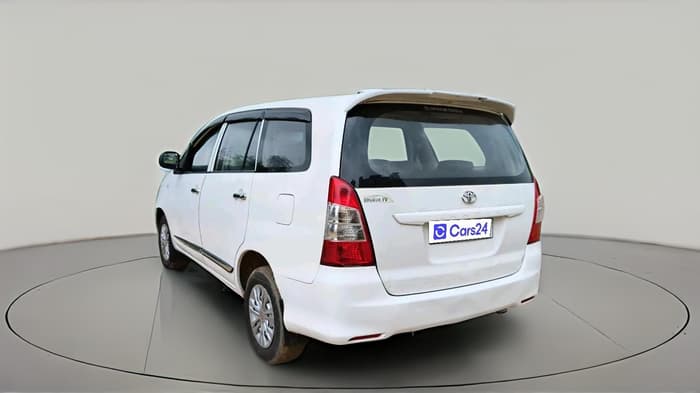 2016 Toyota Innova 2.5 G 8 STR, Diesel, Manual, 1,22,541 km, exterior