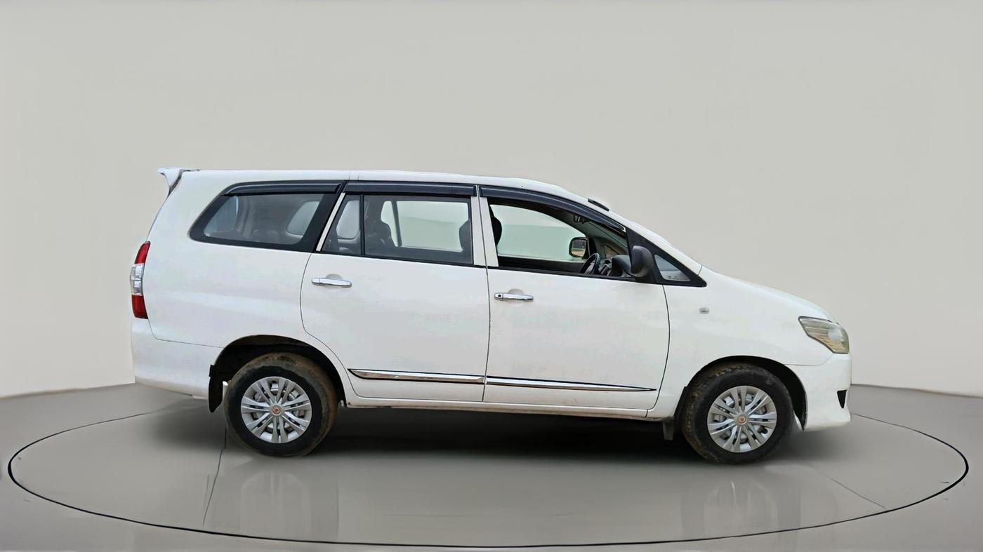 2016 Toyota Innova 2.5 G 8 STR, Diesel, Manual, 1,22,541 km, exterior