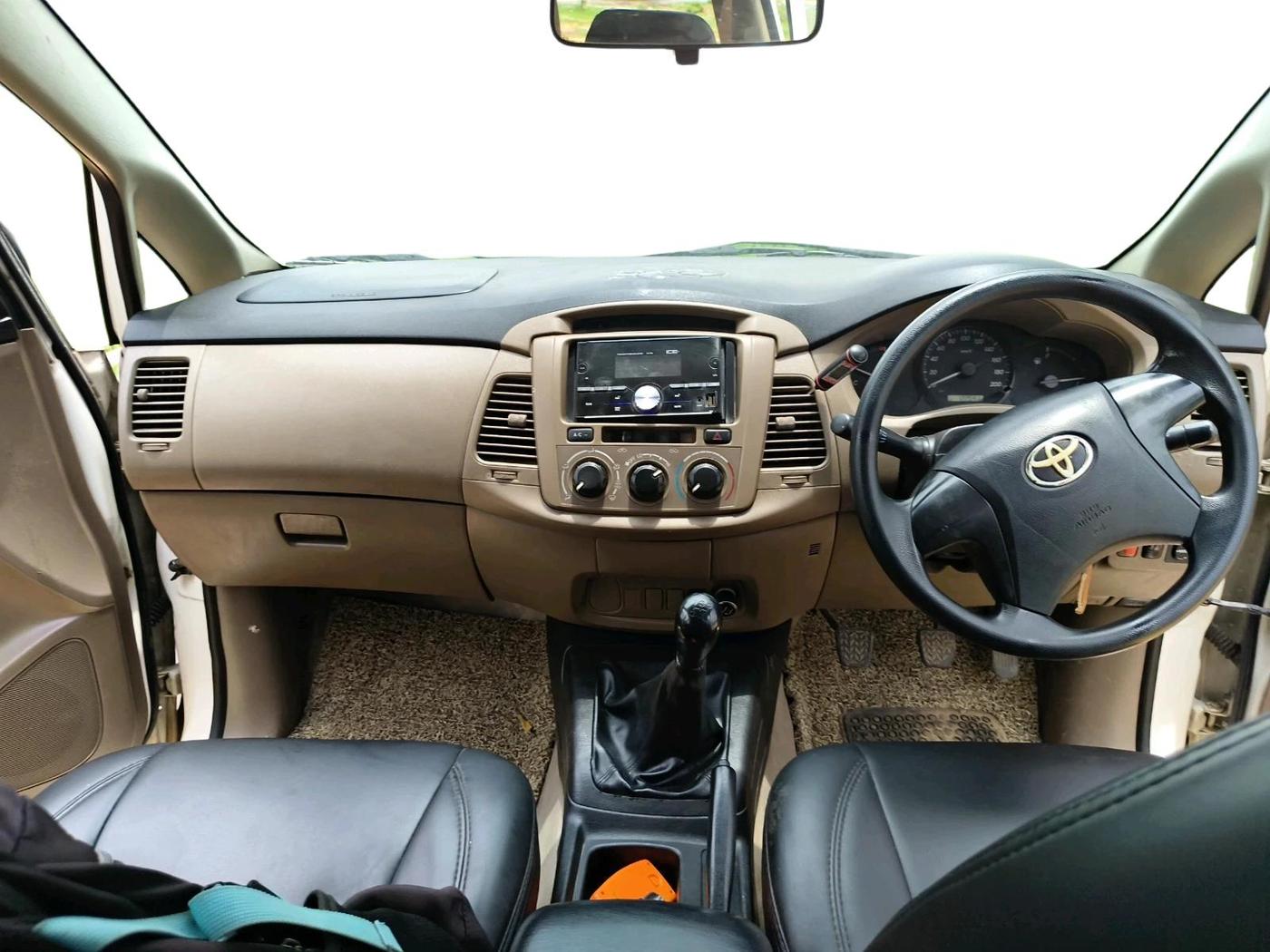 2016 Toyota Innova 2.5 G 8 STR, Diesel, Manual, 1,22,541 km, interior