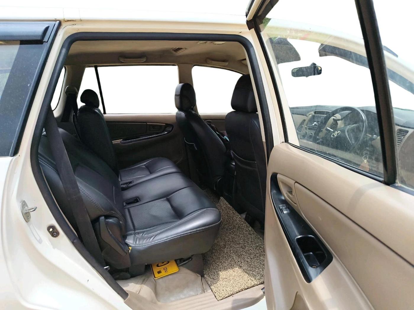 2016 Toyota Innova 2.5 G 8 STR, Diesel, Manual, 1,22,541 km, interior