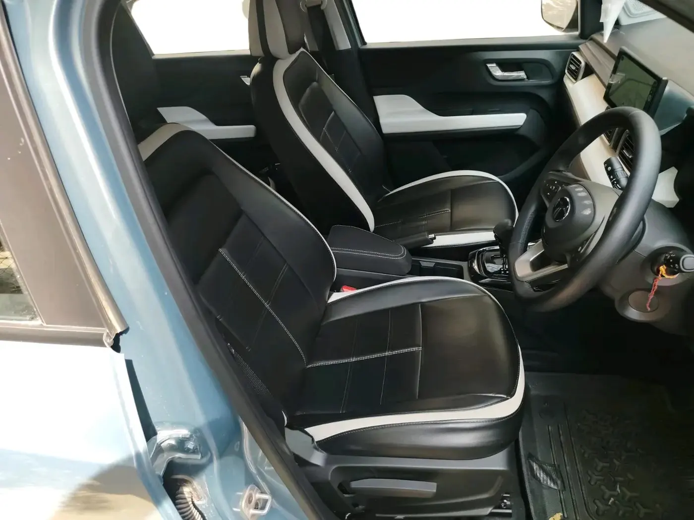 2025 Tata PUNCH Creative Plus AMT, Petrol, Automatic, 2,810 km, interior
