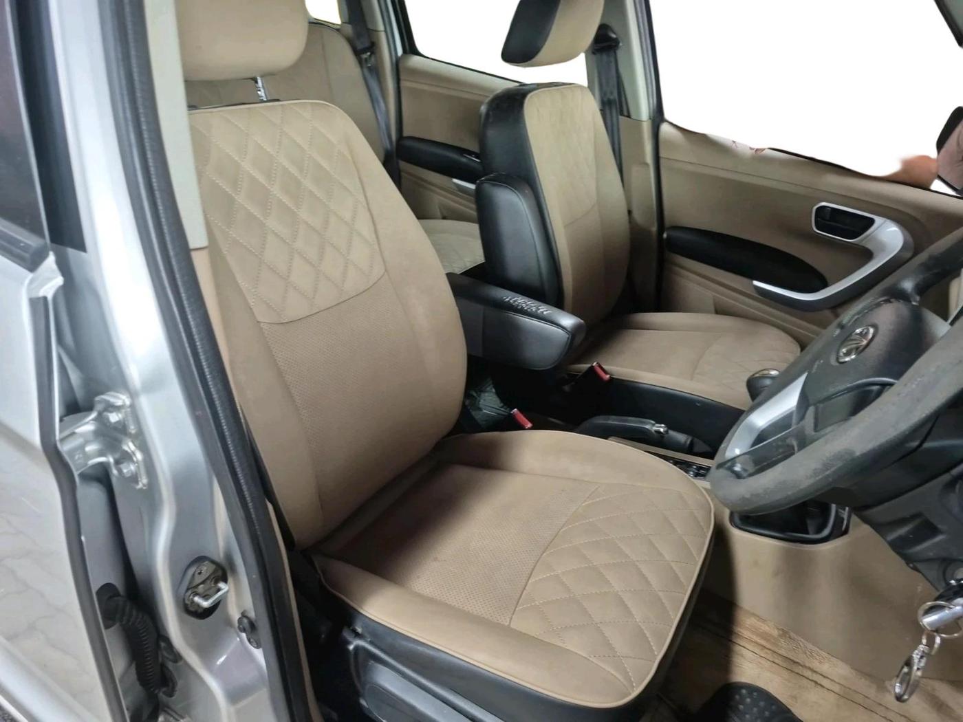 2017 Mahindra TUV300 T10, Diesel, Manual, 1,06,856 km, interior