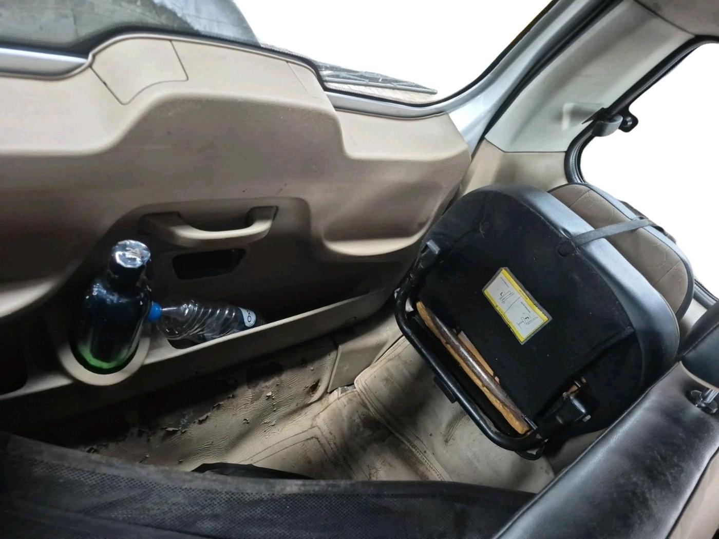 2017 Mahindra TUV300 T10, Diesel, Manual, 1,06,856 km, interior
