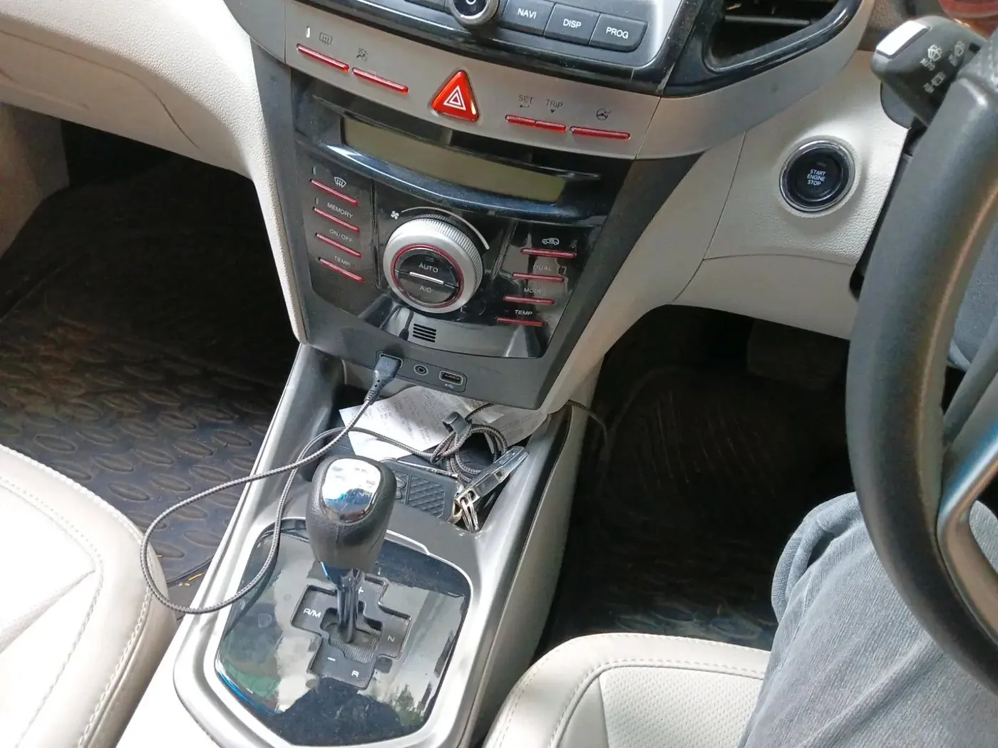 2022 Mahindra XUV300 W8 (O) 1.2 PETROL AMT, Petrol, Automatic, 25,474 km, interior