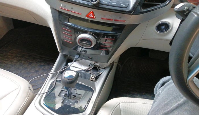 2022 Mahindra XUV300 W8 (O) 1.2 PETROL AMT, Petrol, Automatic, 25,474 km, interior