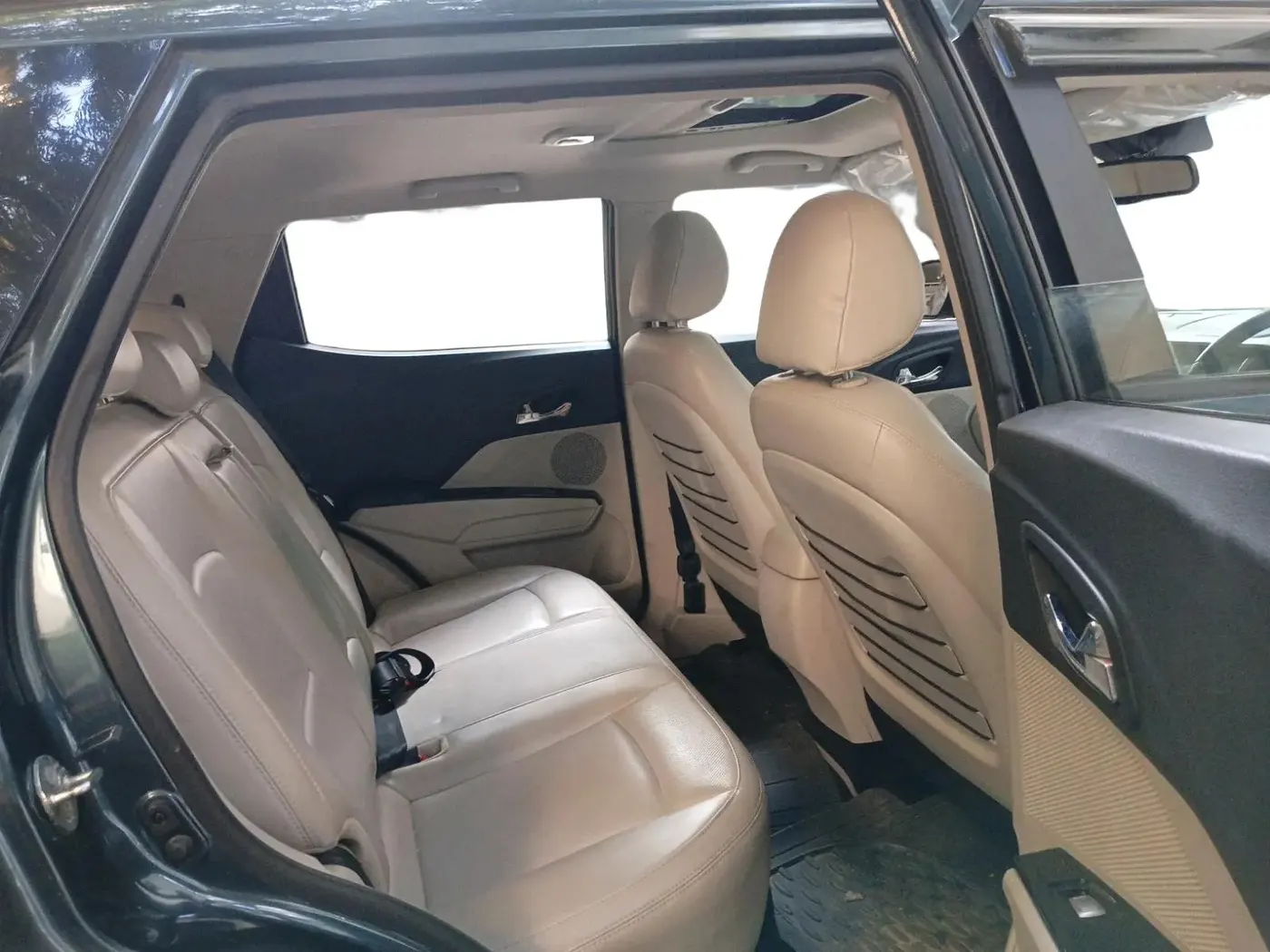 2022 Mahindra XUV300 W8 (O) 1.2 PETROL AMT, Petrol, Automatic, 25,474 km, interior