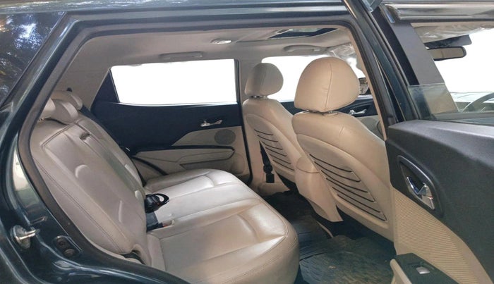 2022 Mahindra XUV300 W8 (O) 1.2 PETROL AMT, Petrol, Automatic, 25,474 km, interior