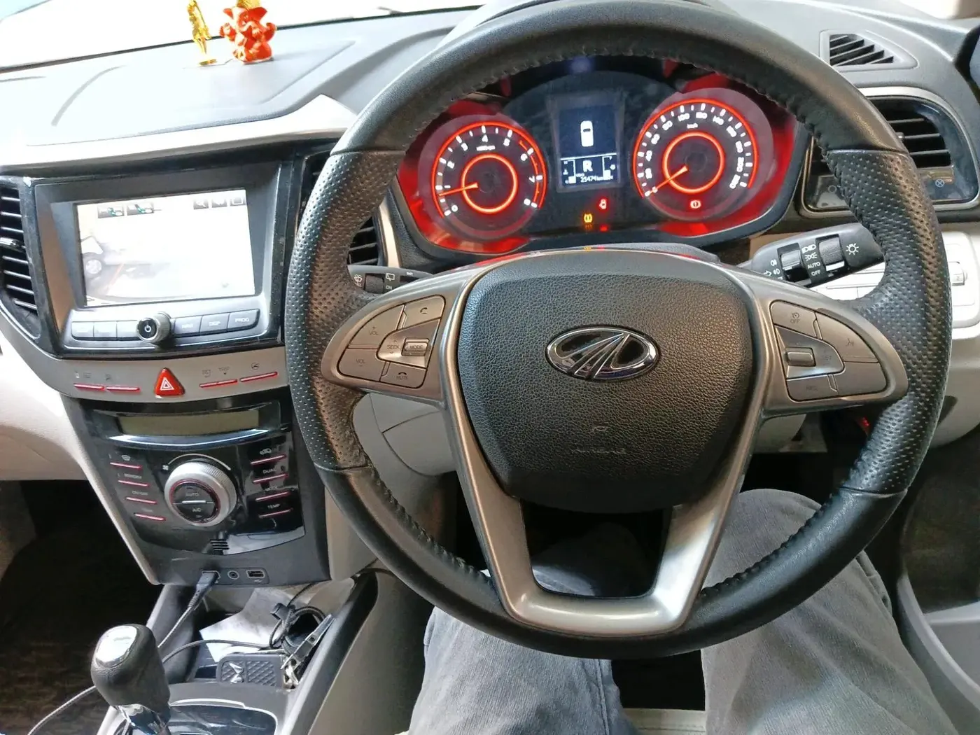 2022 Mahindra XUV300 W8 (O) 1.2 PETROL AMT, Petrol, Automatic, 25,474 km, interior