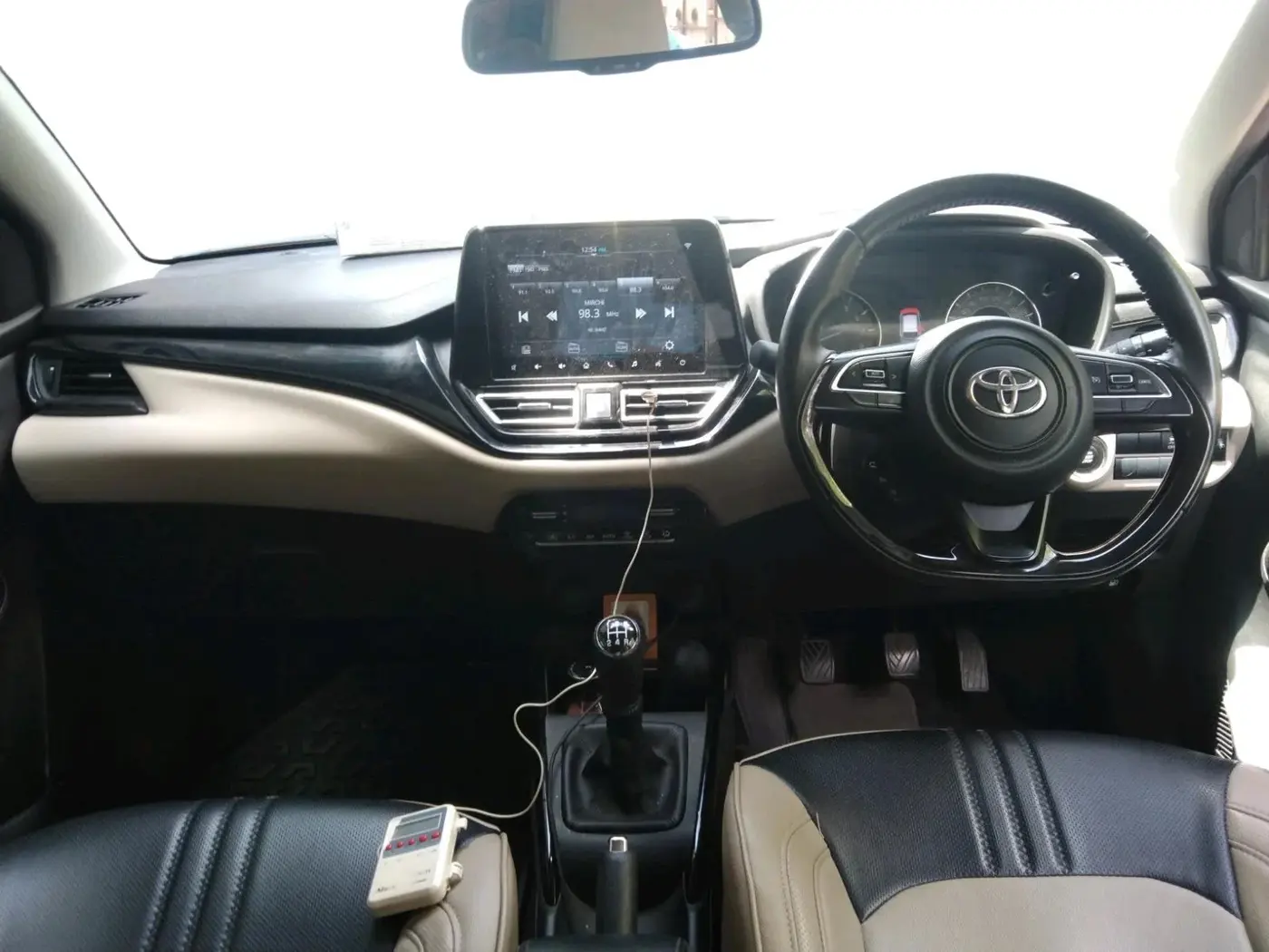 2022 Toyota Glanza V, Petrol, Manual, 37,527 km, interior