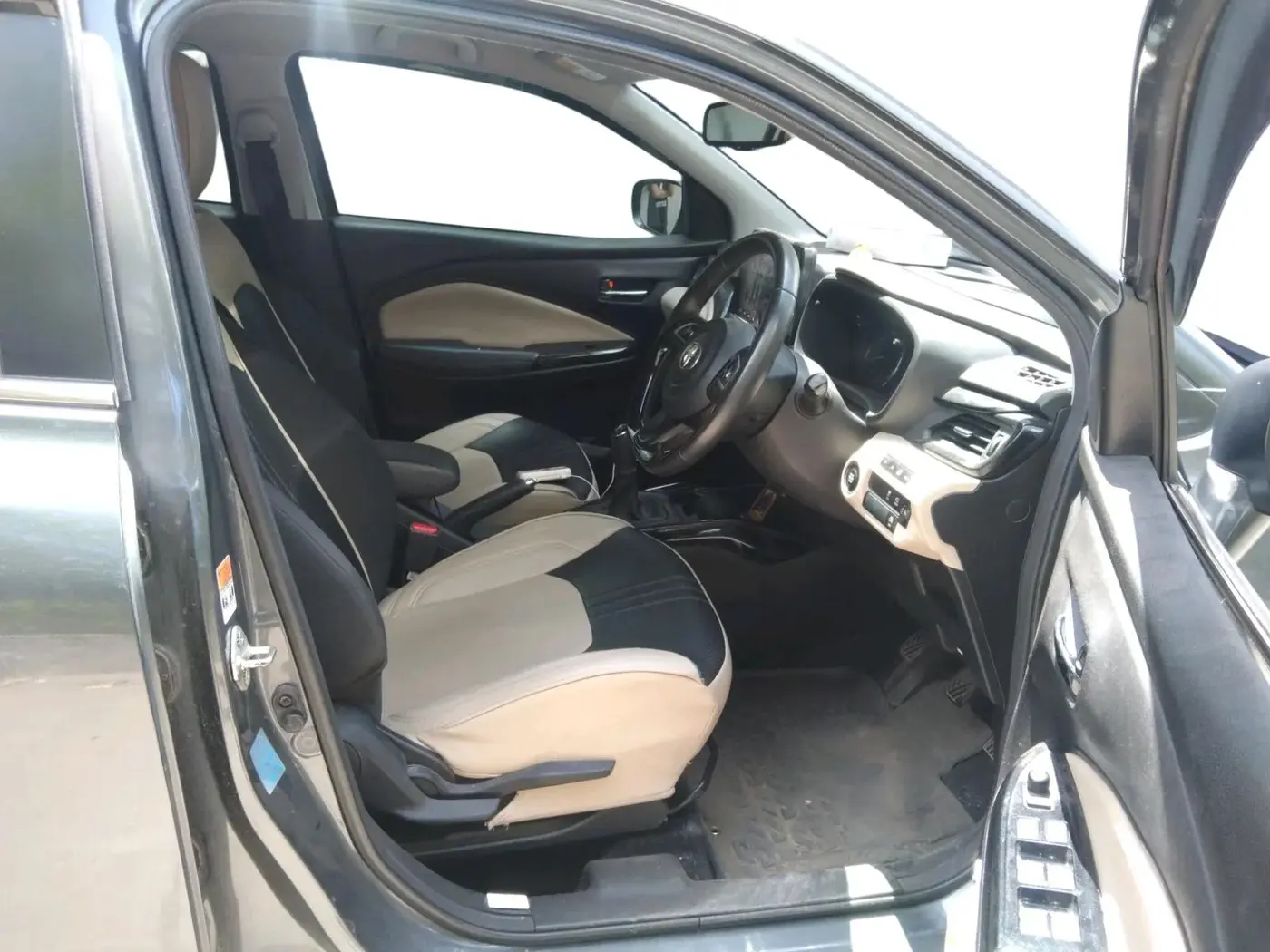 2022 Toyota Glanza V, Petrol, Manual, 37,527 km, interior