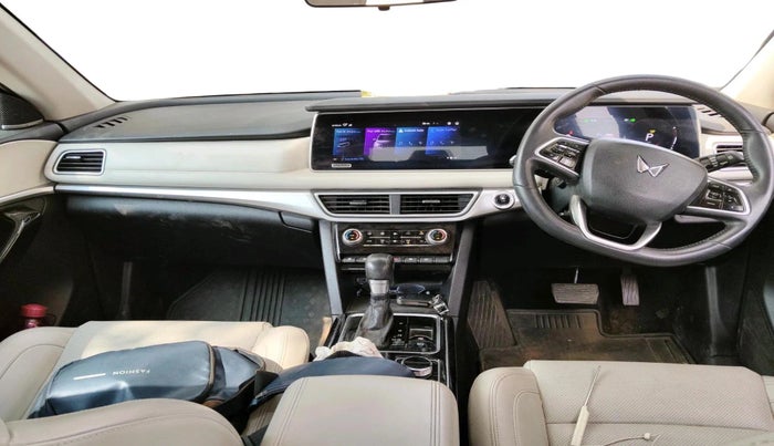 2023 Mahindra XUV700 AX 7 P AT 7 STR, Petrol, Automatic, 25,500 km, interior