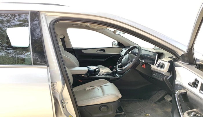 2023 Mahindra XUV700 AX 7 P AT 7 STR, Petrol, Automatic, 25,500 km, interior