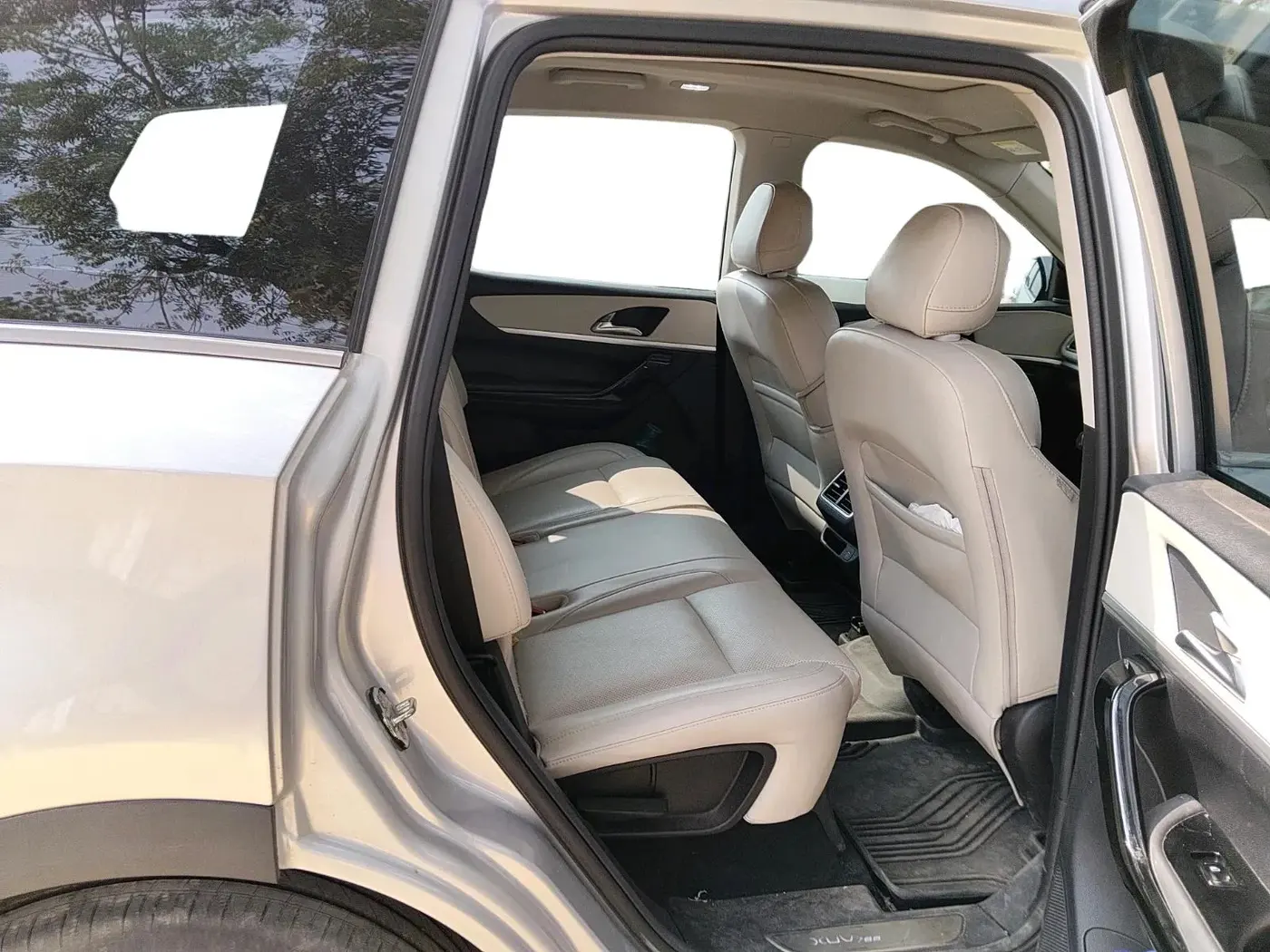 2023 Mahindra XUV700 AX 7 P AT 7 STR, Petrol, Automatic, 25,500 km, interior