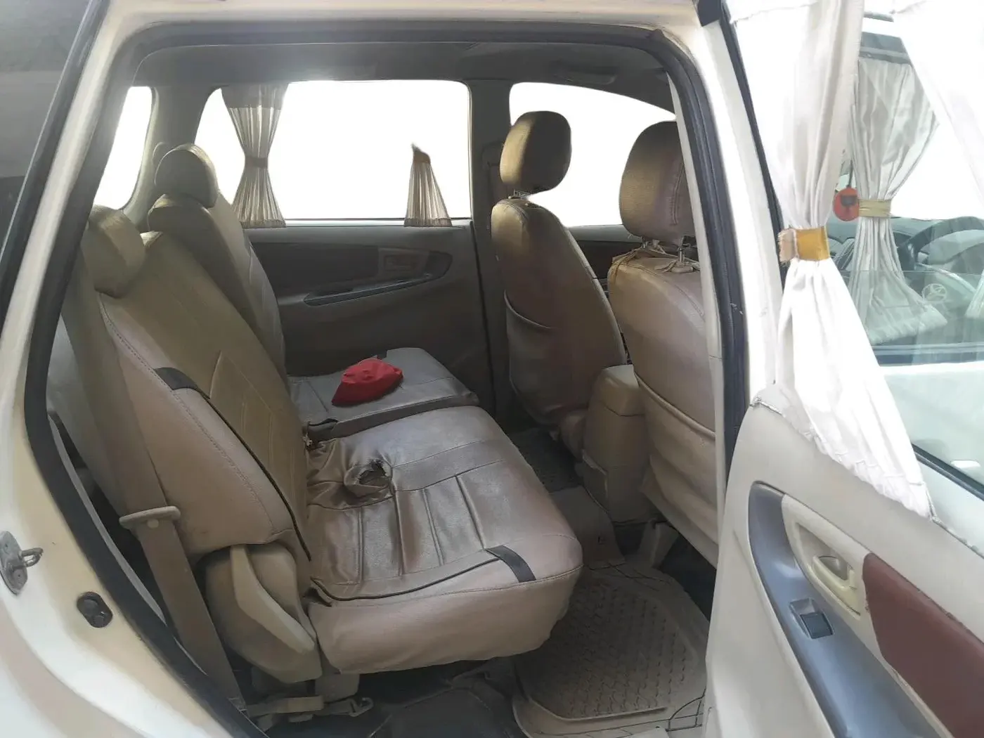 2012 Toyota Innova 2.5 G 8 STR, Diesel, Manual, 1,87,122 km, interior