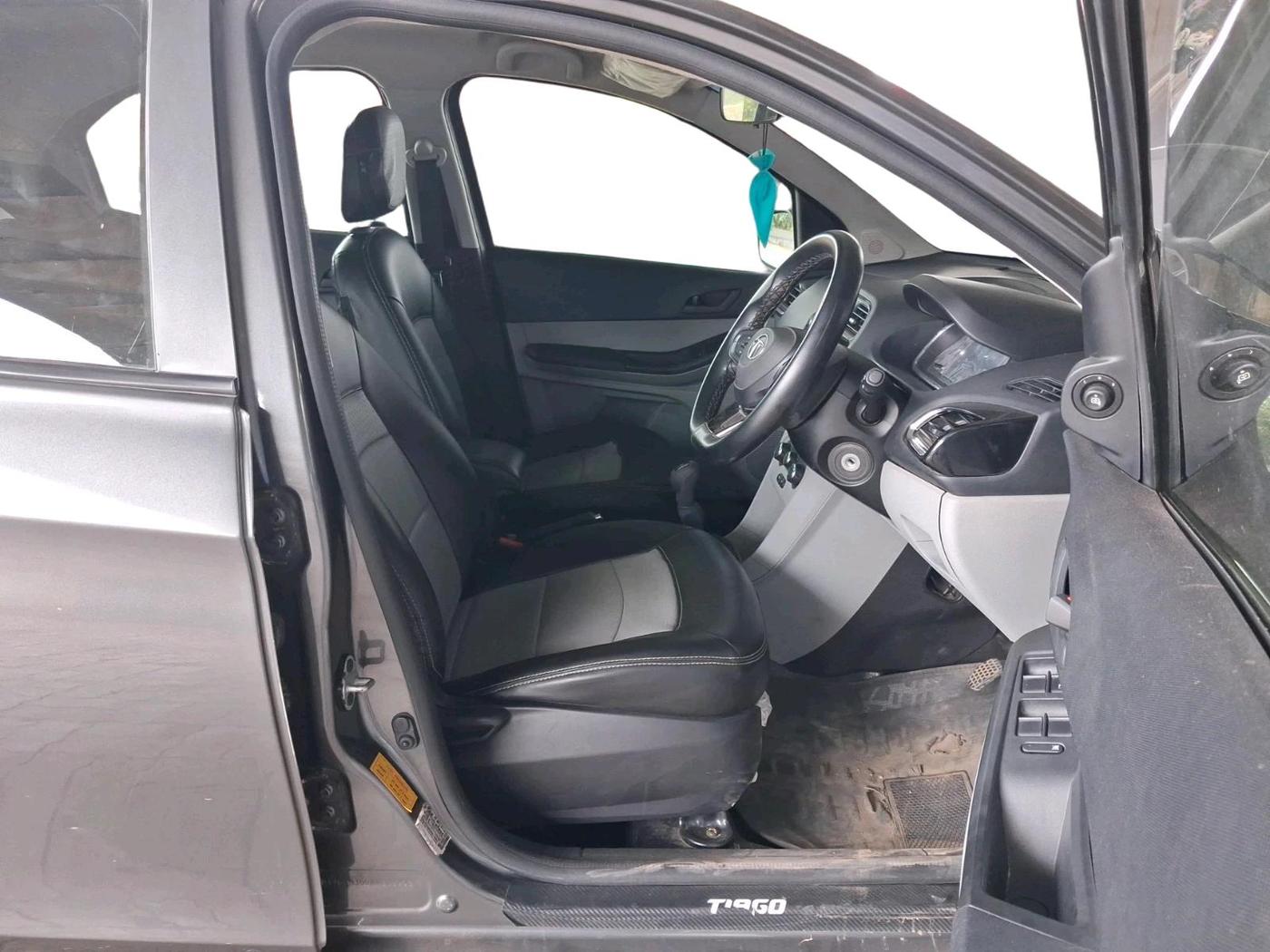 2022 Tata Tiago XT (O) PETROL, Petrol, Manual, 24,798 km, interior