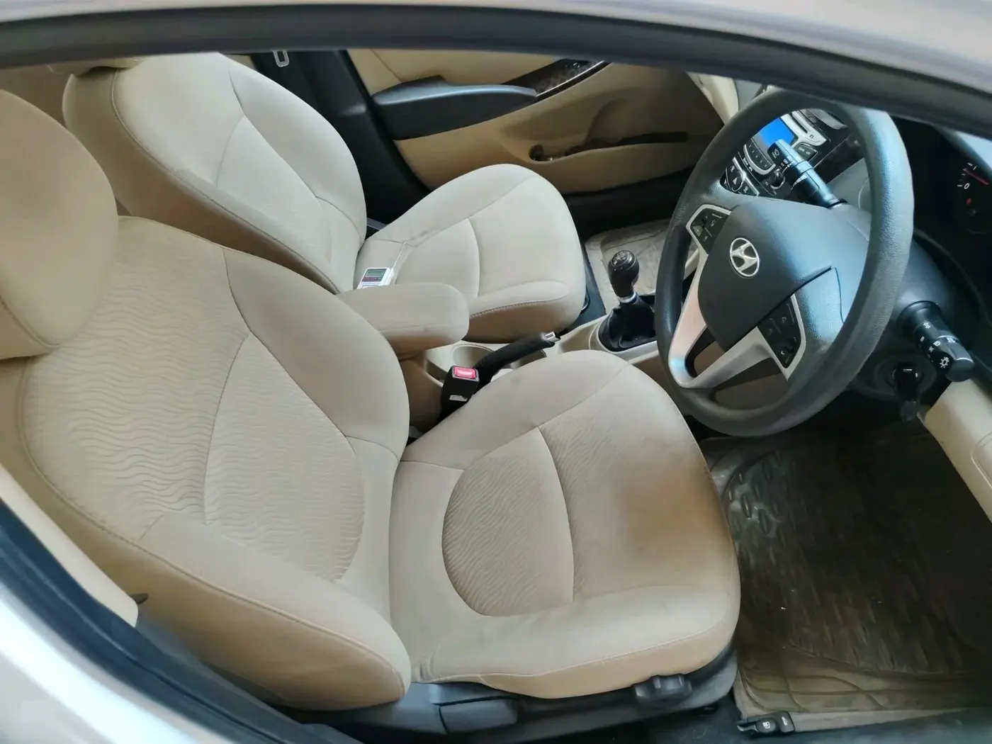 2011 Hyundai Verna FLUIDIC 1.6 VTVT EX, Petrol, Manual, 32,565 km, interior