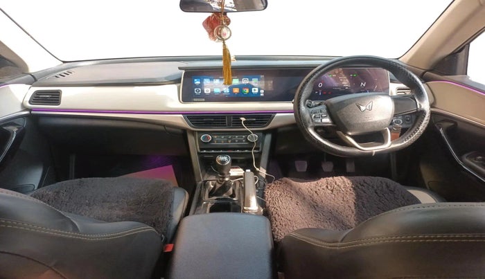 2023 Mahindra XUV700 AX 5 D MT 7 STR, Diesel, Manual, 64,000 km, interior