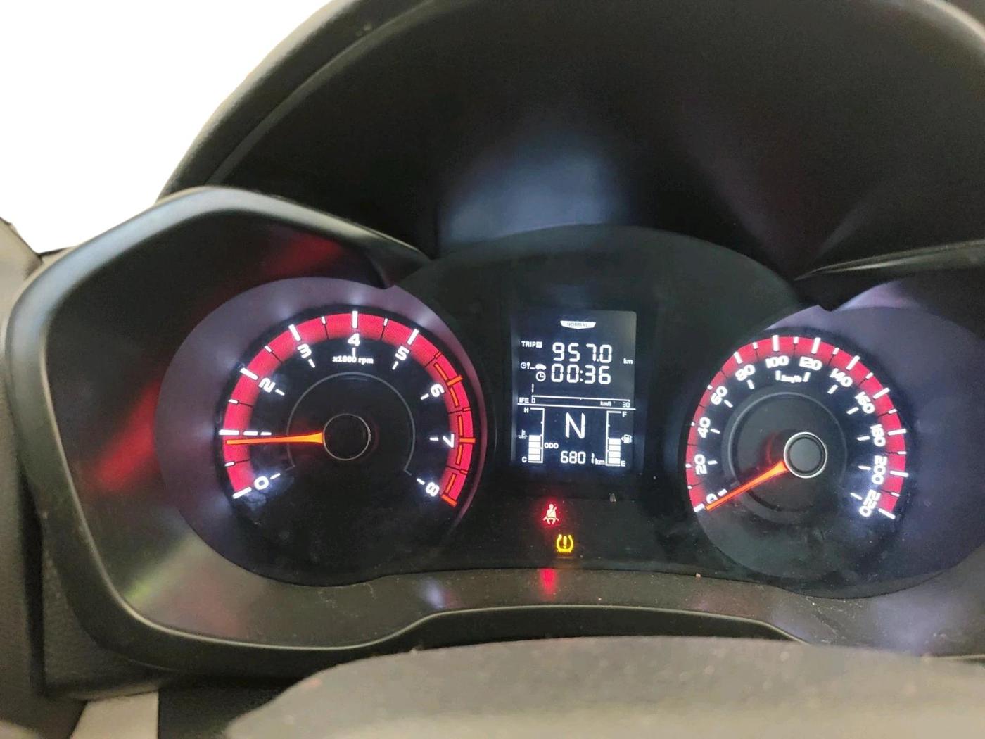 2023 Mahindra XUV300 W4 1.2 PETROL, Petrol, Manual, 6,801 km, interior
