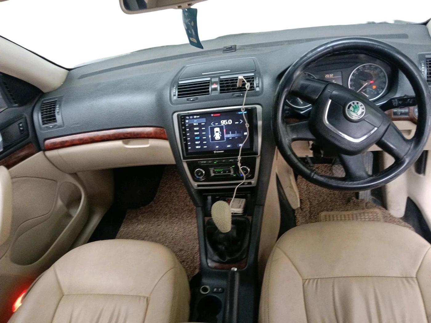 2013 Skoda Laura AMBIENTE 2.0 TDI CR MT, Diesel, Manual, 1,24,884 km, interior