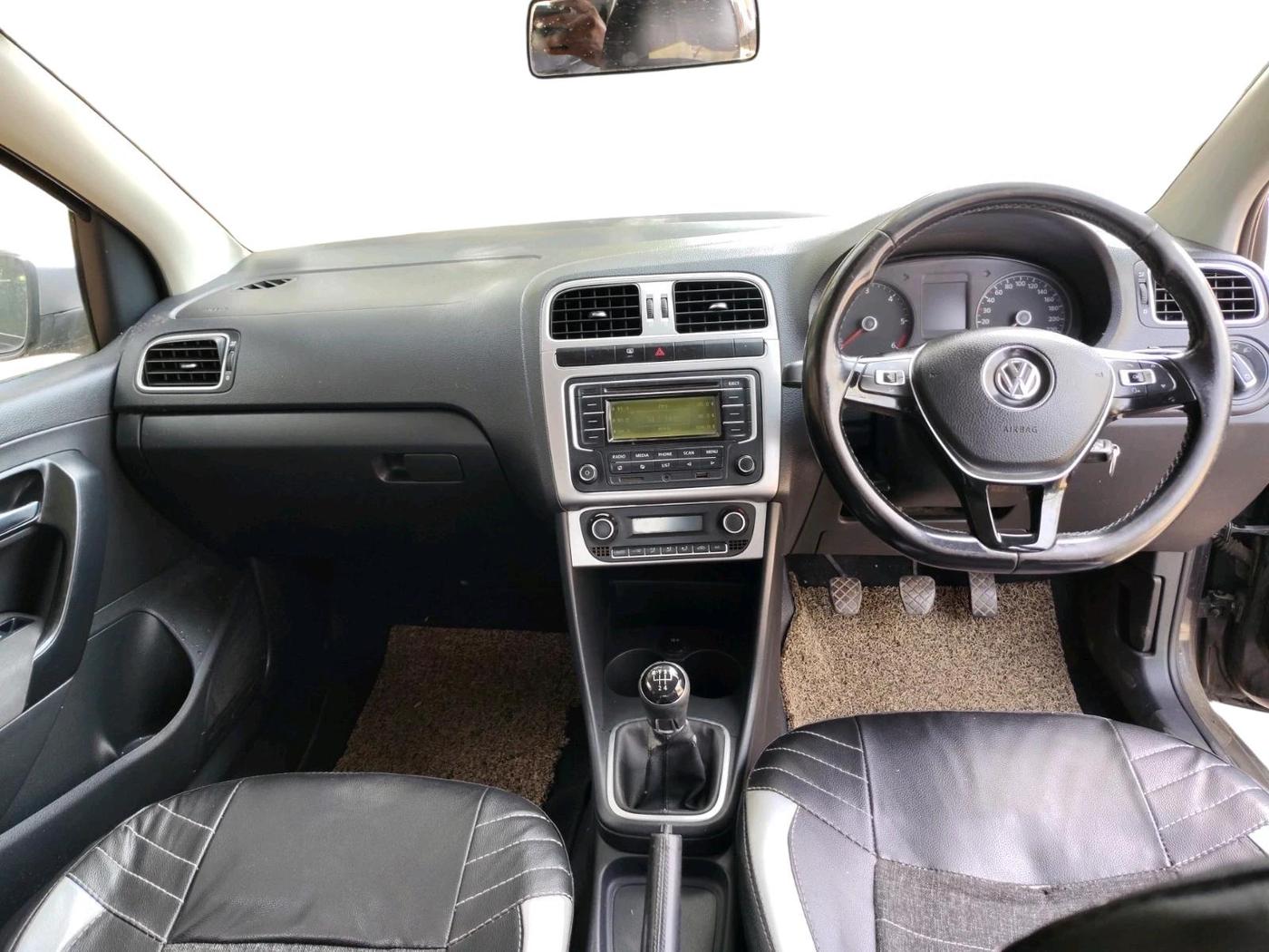 2014 Volkswagen Polo HIGHLINE1.2L DIESEL, Diesel, Manual, 1,09,081 km, interior