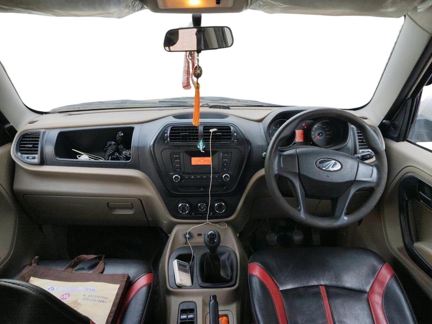 2017 Mahindra TUV300 T6, Diesel, Manual, 81,978 km, interior