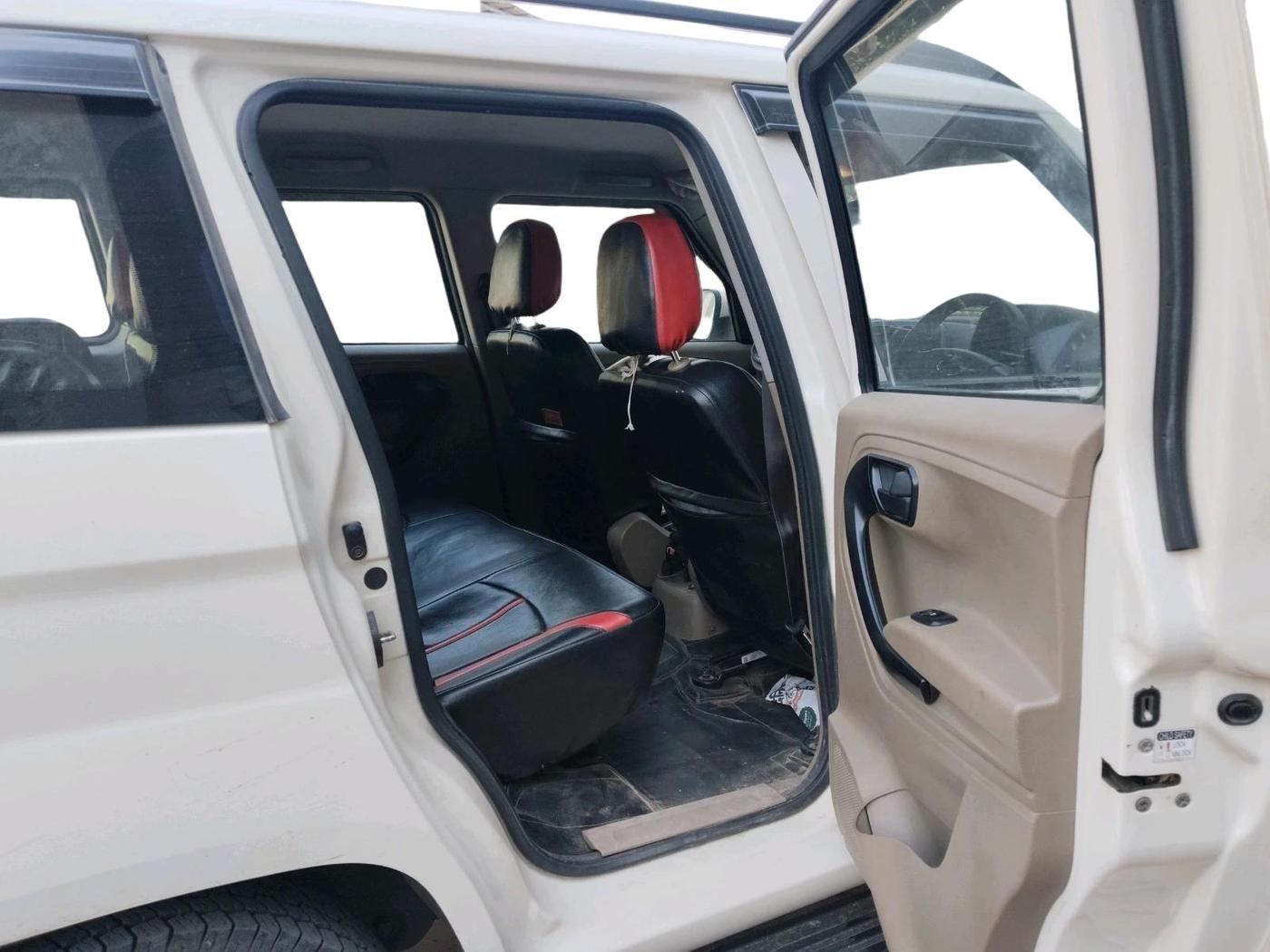 2017 Mahindra TUV300 T6, Diesel, Manual, 81,978 km, interior
