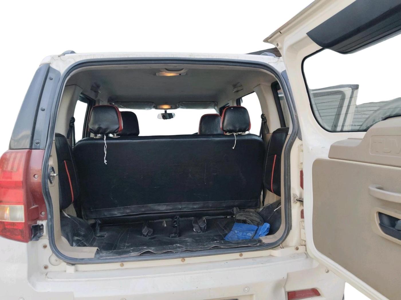 2017 Mahindra TUV300 T6, Diesel, Manual, 81,978 km, interior