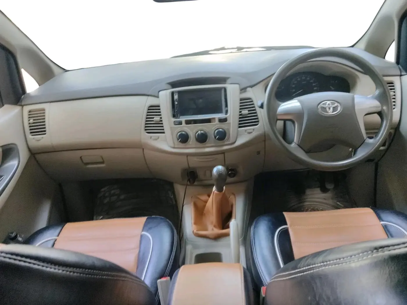 2014 Toyota Innova 2.5 GX 7 STR, Diesel, Manual, 1,15,493 km, interior