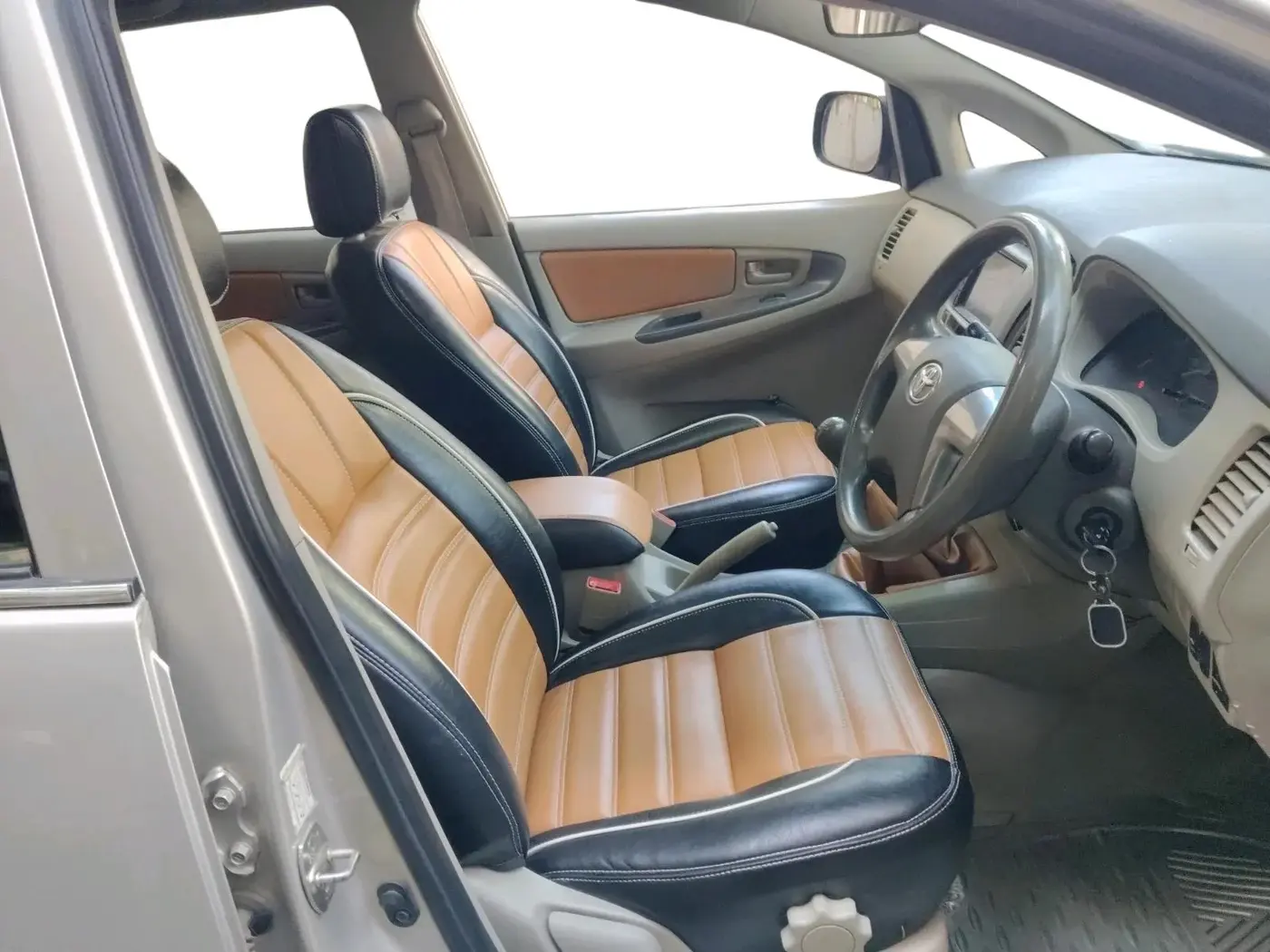 2014 Toyota Innova 2.5 GX 7 STR, Diesel, Manual, 1,15,493 km, interior